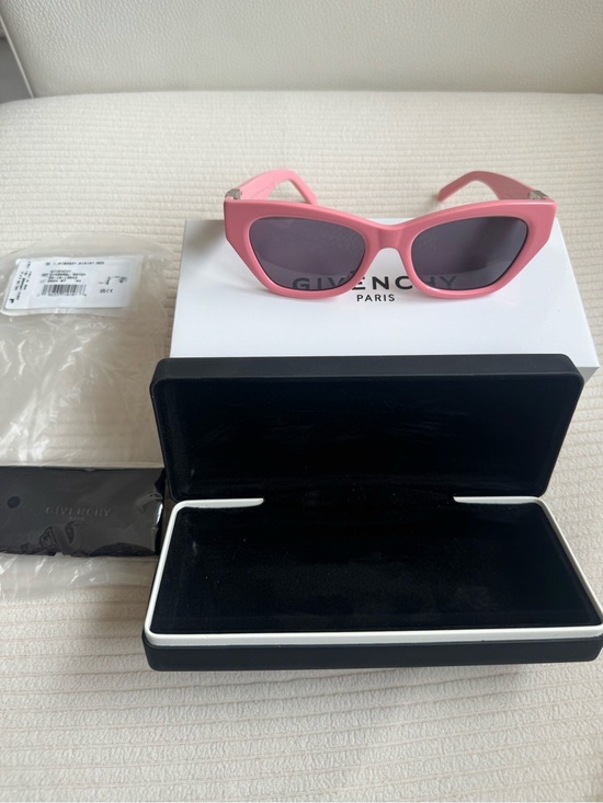 Givenchy Pink Cat-Eye Sunglasses with Dark Lenses main image 7
